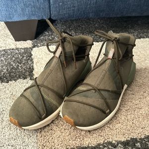 PUMA Size 10 Tie-around Sneakers Like New